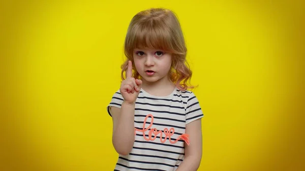 Kind kind meisje waarschuwing met vermanende vinger gebaar teken, zegt nee, wees voorzichtig, vermijd gevaar — Stockfoto