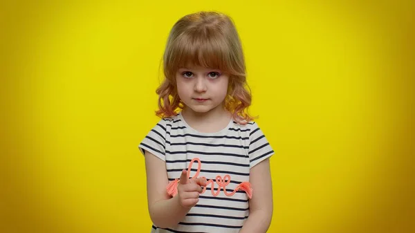 Kind kind meisje waarschuwing met vermanende vinger gebaar teken, zegt nee, wees voorzichtig, vermijd gevaar — Stockfoto