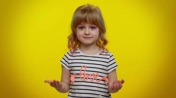 Niño frustrado niña levantando las manos en expresión indignada preguntando por qué, qué razón de fracaso —  Fotos de Stock