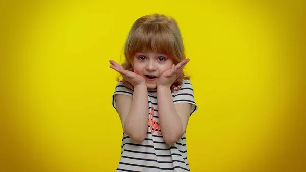 Frustrated child kid girl raising hands in indignant expression asking why, what reason of failure — Stock Photo, Image