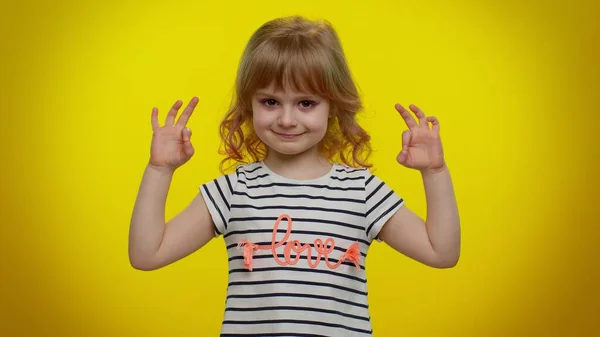 Niña niña respira profundamente con gesto mudra, los ojos cerrados, meditando, mantener la calma, relajarse —  Fotos de Stock