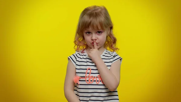 Graciosa niña niña cerrando la boca con la mano negándose a decir terrible secreto, la verdad —  Fotos de Stock