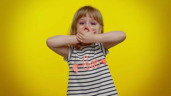 Bang klein kind meisje sluit haar mond met de hand weigert om verschrikkelijke geheim te vertellen, waarheid — Stockfoto