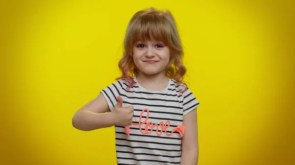 Stolzes egoistisches blondes Kindermädchen zufrieden mit ihrem Sieg, prahlt mit eigenen Erfolgen — Stockfoto