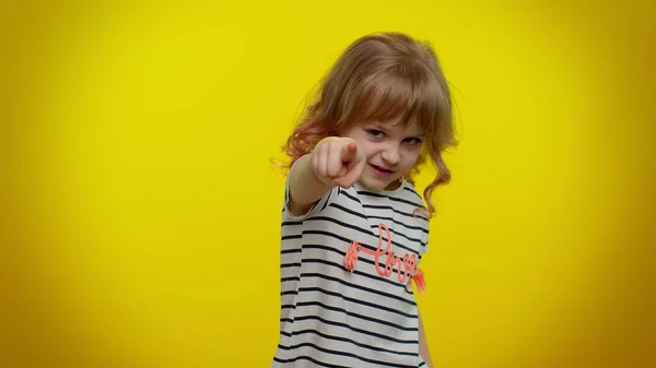 Niña pequeña con aspecto autoritario, con los dedos abajo, exigiendo una conversación seria dando órdenes —  Fotos de Stock