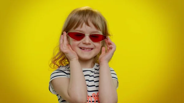 Klein tiener kind meisje in stijlvolle zonnebril luisteren muziek, dansen disco, gek, plezier hebben — Stockfoto