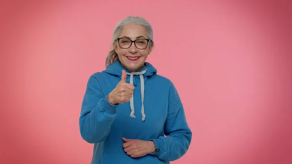 Senior anciana abuelita levanta los pulgares hacia arriba está de acuerdo con algo o da respuesta positiva le gusta bueno — Foto de Stock