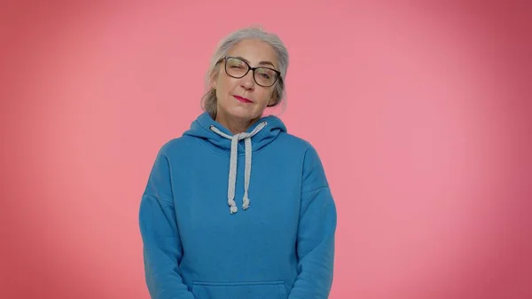 Juguetón feliz anciana abuela mujer parpadeando ojo, mirando a la cámara con sonrisa, expresando optimismo — Foto de Stock