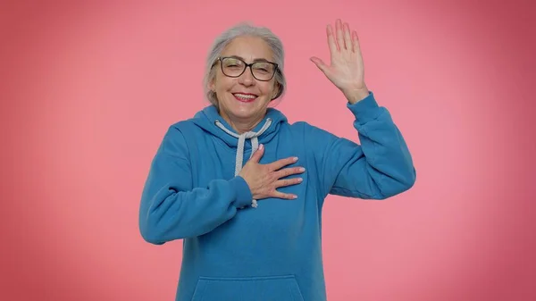 Sincera abuela mayor responsable mujer juro ser honesto decir la verdad levantando la mano para tomar juramento — Foto de Stock