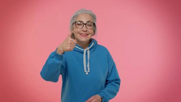 Orgoglioso anziana nonna anziana donna applaude e annuisce in approvazione, buon lavoro di successo — Foto Stock