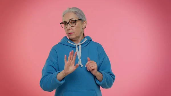 Confundido anciano guapo abuelita señalando los dedos a sí misma pregunte quién por qué yo no gracias — Foto de Stock