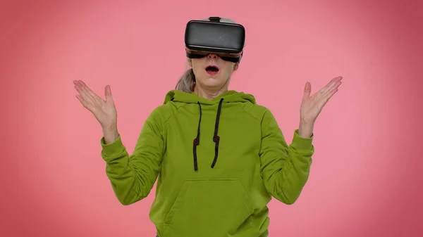 Mujer mayor que usa casco de casco de realidad virtual VR app para jugar simulación de videojuegos 3D, dibujo —  Fotos de Stock