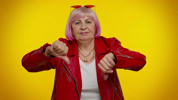 Donna anziana sconvolta che mostra i pollici verso il basso segno gesto, esprimere, disapprovazione, insoddisfatto, antipatia — Foto Stock