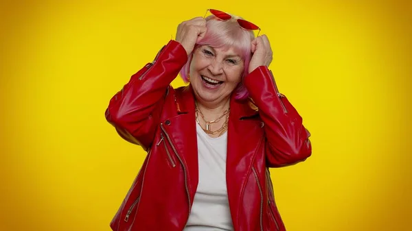 Feliz alegre anciana abuelita riendo en voz alta después de escuchar anécdota ridícula, broma divertida — Foto de Stock