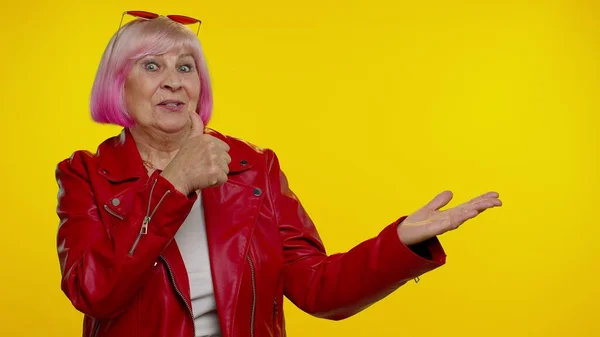 Madura abuela mostrando pulgares hacia arriba y apuntando lugar vacío, área de publicidad para texto comercial — Foto de Stock