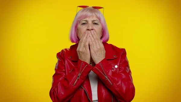 Mulher idosa assustada fechando a boca com a mão, gestos não, recusando-se a contar um segredo terrível — Fotografia de Stock