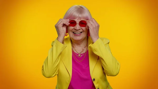 Ritratto di seducente anziana anziana donna anziana elegante nonna con occhiali da sole rossi, sorriso affascinante — Foto Stock