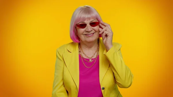 Retrato de anciana anciana anciana seductora anciana mujer elegante con gafas de sol rojas, sonrisa encantadora — Foto de Stock