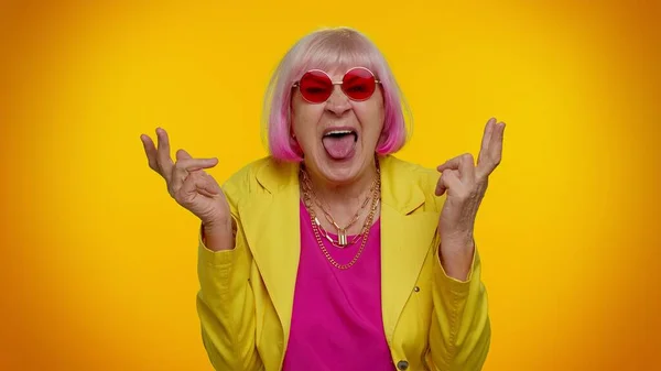 Senior oude oma vrouw het maken van speelse domme gezicht uitdrukkingen, grimmig, gek, tongzoenen — Stockfoto