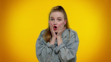 Şaşırmış kız sürprizi. Büyük gözlerle kameraya bakıyor. Ani zaferden şok olmuş.