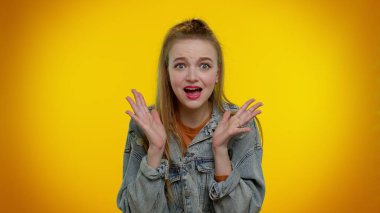 Korkmuş kız stresten bağırıyor. Sorunlar korku, umutsuzluk, sürpriz şok öfkesi.