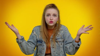 Öfkeli bir ifadeyle elini kaldıran bir kız neden başarısız olduğunu soruyor.