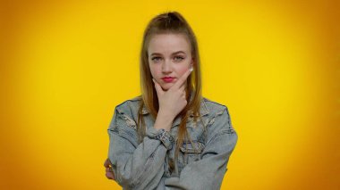 Düşünen, düşünen, hayal eden, zor çözümleri merak eden, kafası karışık bir kız.