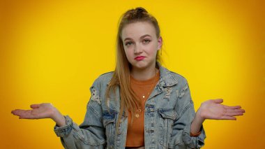 Kafası karışmış güzel bir kız belirsiz bir soru hakkında utanmış, kuşkuları var, hiçbir fikrim yok, bilgisiz.