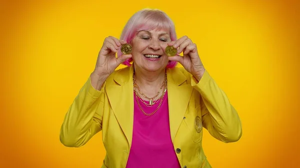 Anciano anciano elegante abuela mujer mostrando bitcoins de oro, criptomoneda tecnología de minería de inversión — Foto de Stock