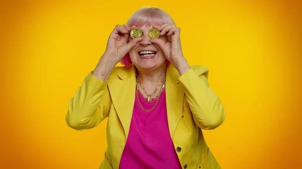 Vecchio anziano elegante nonna donna che mostra bitcoin d'oro, criptovaluta tecnologia di investimento minerario — Foto Stock
