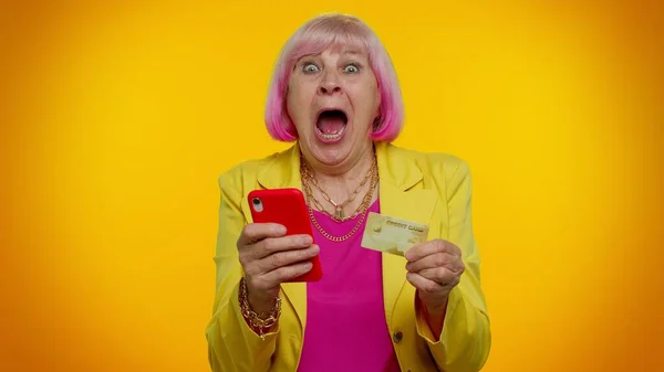 Senior oude stijlvolle oma vrouw met behulp van credit bank kaart en smartphone aankopen online winkelen — Stockfoto