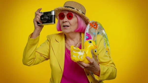 Mujer mayor abuela fotógrafo turístico tomar fotos en la cámara, viajes, vacaciones — Foto de Stock