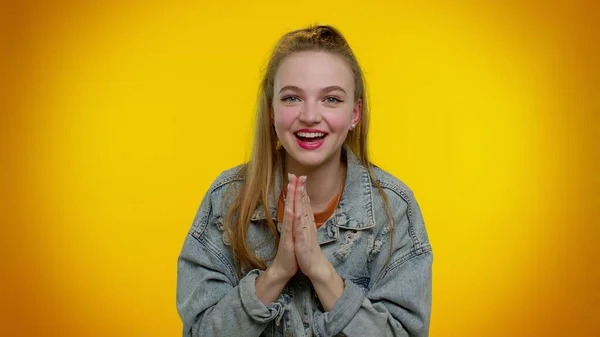 Chica adolescente en chaqueta de mezclilla gritando, levantando los puños en gesto lo hice, celebrando el éxito, ganando —  Fotos de Stock