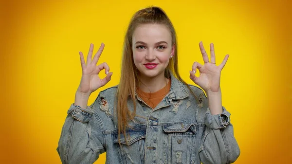 Teen stilvolles Mädchen guckt zustimmend in die Kamera und zeigt ok Geste wie Zeichen positiver etwas Gutes — Stockfoto