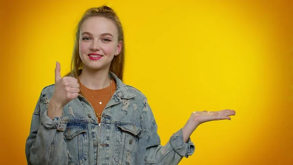 Mujer señalando lugar vacío, área de publicidad para texto comercial, espacio de copia para promoción de bienes — Foto de Stock