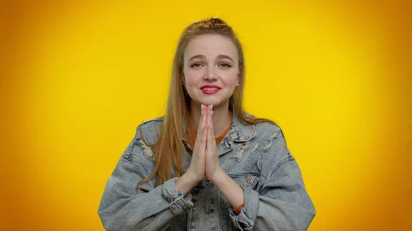 Teen student girl betet, blickt nach oben und macht Wünsche, bittet Gott um Hilfe, fleht um Entschuldigung — Stockfoto