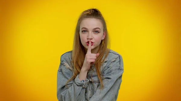 Chica presiona el dedo índice a los labios hace gesto de silencio signo no dice secreto, shh estar tranquilo — Foto de Stock