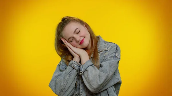 Tired pretty sleepy girl yawning, feeling somnolent lazy bored gaping suffering from lack of sleep — Stock Photo, Image