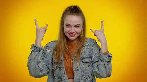 Chica adolescente muy alegre mostrando rock n roll gesto por las manos, signo fresco, gritando sí con la cara loca — Foto de Stock