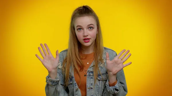 Chica adolescente advirtiendo con gesto de dedo amonestador, diciendo que no, tenga cuidado, consejo evitar el peligro —  Fotos de Stock