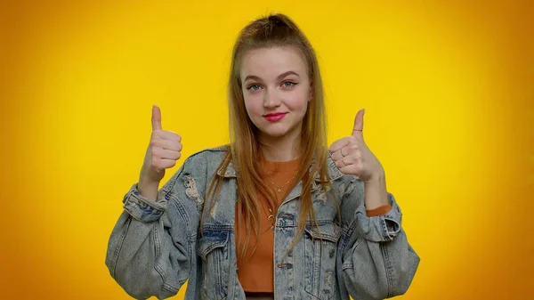 Adolescente chica plantea pulgares hacia arriba está de acuerdo o da respuesta positiva recomienda publicidad le gusta bueno —  Fotos de Stock