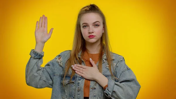 Sincere responsible teen girl raising hand to take oath, promising to be honest and to tell truth — Stock Photo, Image