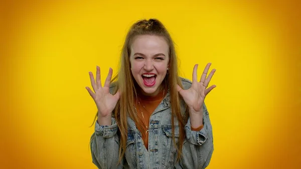 Adolescente chica en chaqueta de mezclilla demostrando la lengua hacia fuera, jugando, haciendo caras tontas, locura — Foto de Stock
