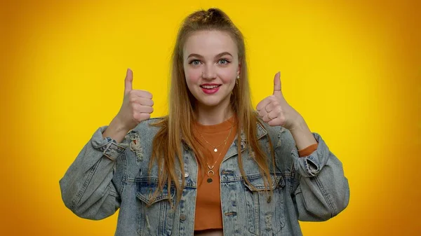 Ragazza adolescente solleva i pollici verso l'alto concorda o dà risposta positiva raccomanda pubblicità piace bene — Foto Stock