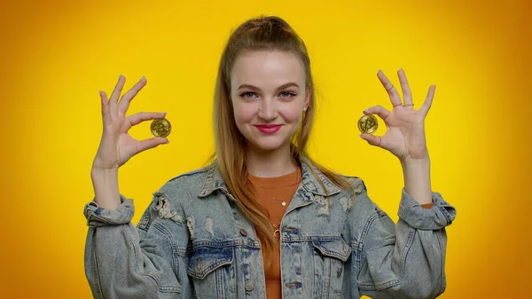 Chica adolescente mostrando bitcoins de oro, carrera, inversión criptomoneda, minería, tecnología futura —  Fotos de Stock