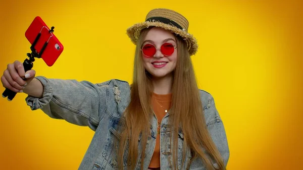 Girl traveler blogger in sunglasses, taking selfie on mobile phone, communicating video call online — Stock Photo, Image