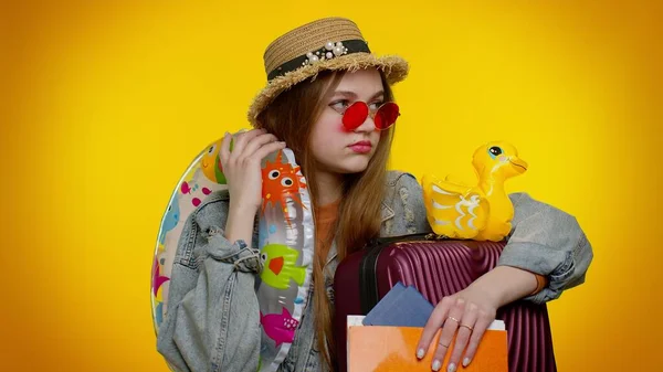 Dispiaciuto stanco noioso viaggiatore turista adolescente ragazza elegante in abiti estivi su sfondo giallo — Foto Stock