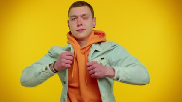 Fröhlich schöne Teenager Student Mann Mode-Modell in Jeansjacke lächelnd und Blick in die Kamera — Stockvideo