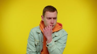 İlham verici stil sahibi bir adam Eureka jesti yaptı yaratıcı bir plan ortaya attı iyi bir fikirle heyecanlandı