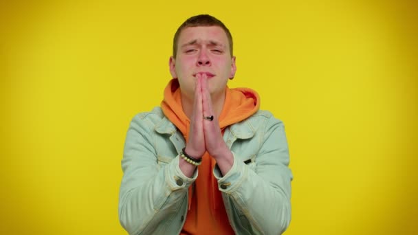 Teen student muž modlí, vzhlíží a přání, prosí Boha o pomoc, prosí omluvu — Stock video